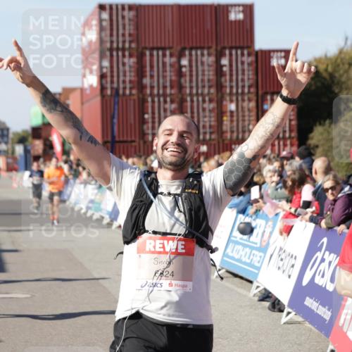 03.10.2025 - Köhlbrandbrückenlauf Jannik Wohlers http://msf.ph/oto/9050725 03.10.2025 13:08:12 Ziel 4107, 4307, 4357, 4409, 4768, 5243, 5994, 6635, 6752, 6774, 6824 meine-sportfotos.de