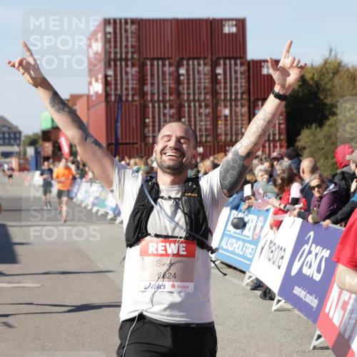 03.10.2025 - Köhlbrandbrückenlauf Jannik Wohlers http://msf.ph/oto/9050730 03.10.2025 13:08:12 Ziel 4107, 4307, 4357, 4409, 4768, 5243, 5994, 6635, 6752, 6774, 6824 meine-sportfotos.de