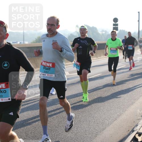 03.10.2025 - Köhlbrandbrückenlauf Lena Gebhardt http://msf.ph/oto/9050771 03.10.2025 09:14:26 Position 1 3267, 3269 meine-sportfotos.de