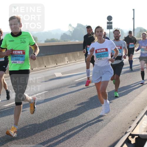 03.10.2025 - Köhlbrandbrückenlauf Lena Gebhardt http://msf.ph/oto/9050873 03.10.2025 09:14:28 Position 1 1061, 3262, 3715 meine-sportfotos.de