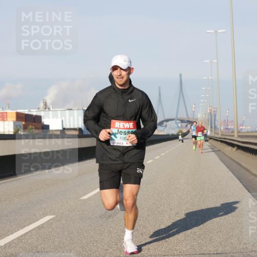 03.10.2025 - Köhlbrandbrückenlauf Jannik Wohlers http://msf.ph/oto/9050968 03.10.2025 09:36:56 Position 3 106, 247 meine-sportfotos.de