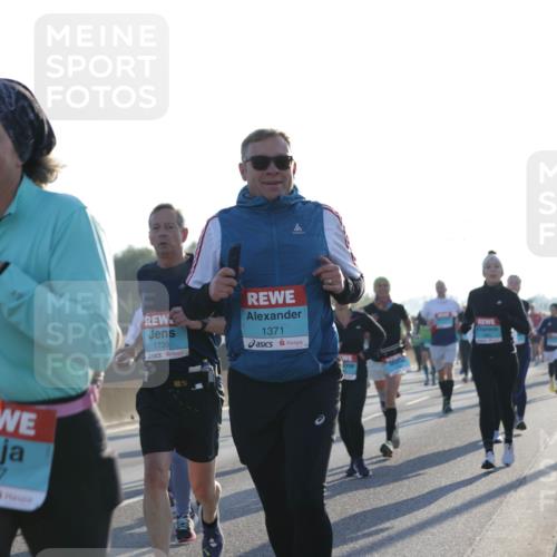 03.10.2025 - Köhlbrandbrückenlauf Jannik Wohlers http://msf.ph/oto/9051106 03.10.2025 09:19:00 Position 3 03, 1337, 1739, 1371 meine-sportfotos.de