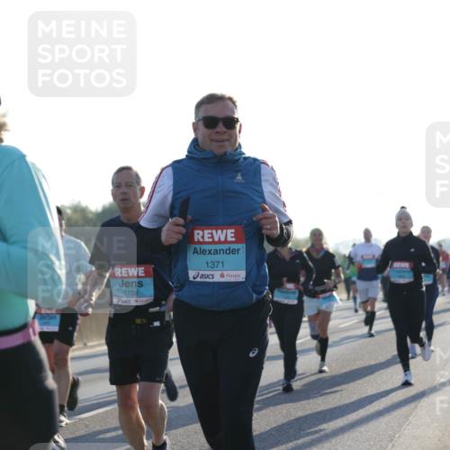 03.10.2025 - Köhlbrandbrückenlauf Jannik Wohlers http://msf.ph/oto/9051113 03.10.2025 09:19:00 Position 3 1337, 1739, 1371 meine-sportfotos.de