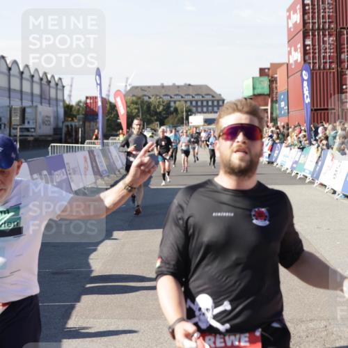 03.10.2025 - Köhlbrandbrückenlauf Jannik Wohlers http://msf.ph/oto/9051116 03.10.2025 13:08:23 Ziel 4307, 4768, 5243, 5804, 5994, 6021, 6369, 6569 meine-sportfotos.de
