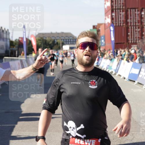 03.10.2025 - Köhlbrandbrückenlauf Jannik Wohlers http://msf.ph/oto/9051133 03.10.2025 13:08:23 Ziel 4307, 4768, 5243, 5804, 5994, 6021, 6369, 6569 meine-sportfotos.de