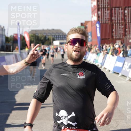 03.10.2025 - Köhlbrandbrückenlauf Jannik Wohlers http://msf.ph/oto/9051140 03.10.2025 13:08:23 Ziel 4307, 4768, 5243, 5804, 5994, 6021, 6369, 6569 meine-sportfotos.de