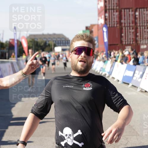 03.10.2025 - Köhlbrandbrückenlauf Jannik Wohlers http://msf.ph/oto/9051141 03.10.2025 13:08:23 Ziel 4307, 4768, 5243, 5804, 5994, 6021, 6369, 6569 meine-sportfotos.de