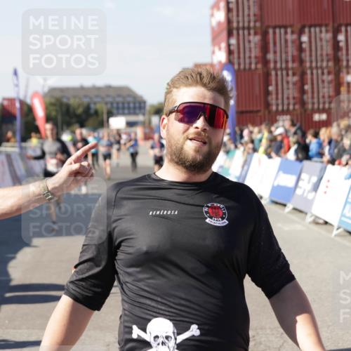 03.10.2025 - Köhlbrandbrückenlauf Jannik Wohlers http://msf.ph/oto/9051156 03.10.2025 13:08:23 Ziel 4307, 4768, 5243, 5804, 5994, 6021, 6369, 6569 meine-sportfotos.de