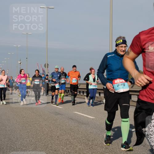 03.10.2025 - Köhlbrandbrückenlauf Fabian Wolf http://msf.ph/oto/9051157 03.10.2025 10:01:37 Position 3 4400, 1576, 1751 meine-sportfotos.de