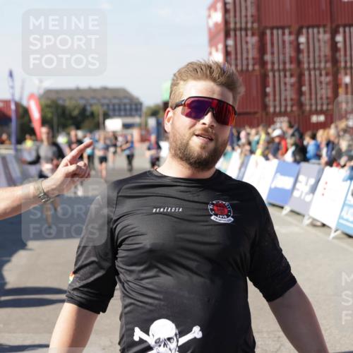 03.10.2025 - Köhlbrandbrückenlauf Jannik Wohlers http://msf.ph/oto/9051158 03.10.2025 13:08:23 Ziel 4307, 4768, 5243, 5804, 5994, 6021, 6369, 6569 meine-sportfotos.de