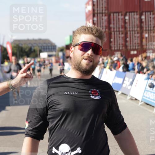 03.10.2025 - Köhlbrandbrückenlauf Jannik Wohlers http://msf.ph/oto/9051165 03.10.2025 13:08:23 Ziel 4307, 4768, 5243, 5804, 5994, 6021, 6369, 6569 meine-sportfotos.de