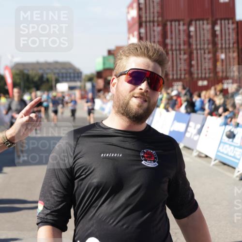 03.10.2025 - Köhlbrandbrückenlauf Jannik Wohlers http://msf.ph/oto/9051168 03.10.2025 13:08:23 Ziel 4307, 4768, 5243, 5804, 5994, 6021, 6369, 6569 meine-sportfotos.de