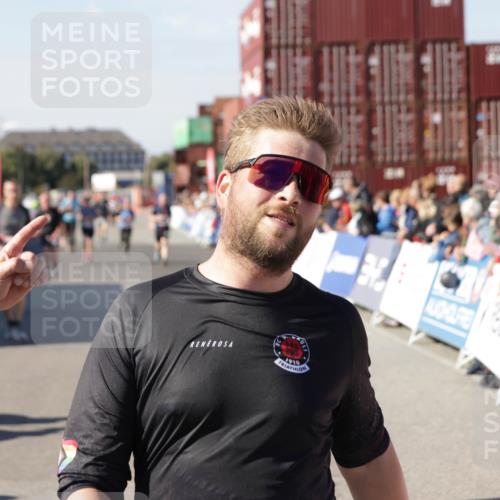 03.10.2025 - Köhlbrandbrückenlauf Jannik Wohlers http://msf.ph/oto/9051175 03.10.2025 13:08:23 Ziel 4307, 4768, 5243, 5804, 5994, 6021, 6369, 6569 meine-sportfotos.de