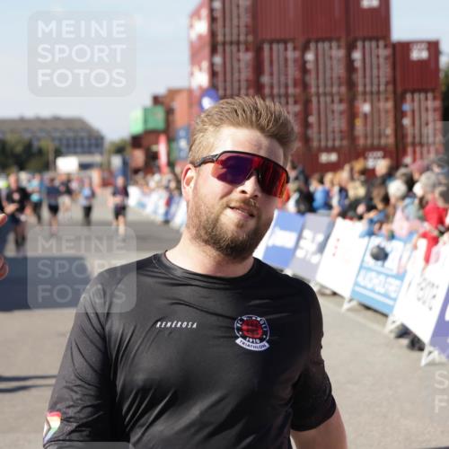 03.10.2025 - Köhlbrandbrückenlauf Jannik Wohlers http://msf.ph/oto/9051176 03.10.2025 13:08:23 Ziel 4307, 4768, 5243, 5804, 5994, 6021, 6369, 6569 meine-sportfotos.de
