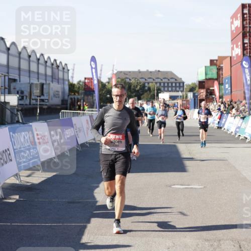 03.10.2025 - Köhlbrandbrückenlauf Jannik Wohlers http://msf.ph/oto/9051200 03.10.2025 13:08:26 Ziel 4195, 4320, 4417, 4768, 5243, 5804, 5994, 6021, 6369, 6569, 6647 meine-sportfotos.de