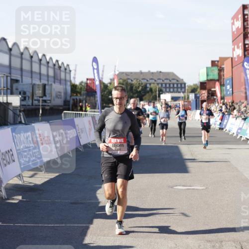 03.10.2025 - Köhlbrandbrückenlauf Jannik Wohlers http://msf.ph/oto/9051207 03.10.2025 13:08:26 Ziel 4195, 4320, 4417, 4768, 5243, 5804, 5994, 6021, 6369, 6569, 6647 meine-sportfotos.de