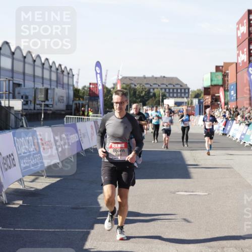 03.10.2025 - Köhlbrandbrückenlauf Jannik Wohlers http://msf.ph/oto/9051212 03.10.2025 13:08:26 Ziel 4195, 4320, 4417, 4768, 5243, 5804, 5994, 6021, 6369, 6569, 6647 meine-sportfotos.de