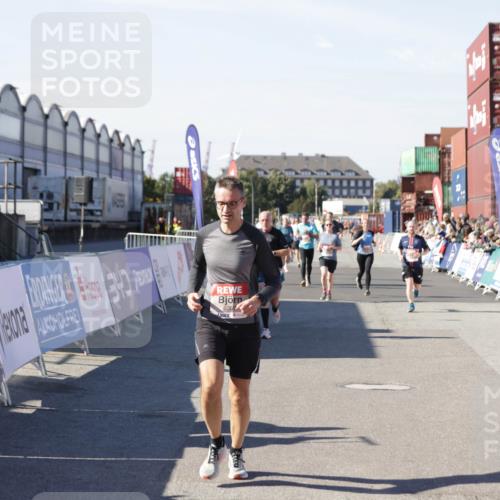 03.10.2025 - Köhlbrandbrückenlauf Jannik Wohlers http://msf.ph/oto/9051219 03.10.2025 13:08:26 Ziel 4195, 4320, 4417, 4768, 5243, 5804, 5994, 6021, 6369, 6569, 6647 meine-sportfotos.de