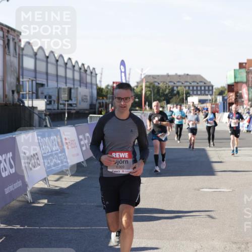 03.10.2025 - Köhlbrandbrückenlauf Jannik Wohlers http://msf.ph/oto/9051278 03.10.2025 13:08:27 Ziel 4195, 4320, 4417, 4768, 5243, 5804, 5994, 6021, 6369, 6569, 6647 meine-sportfotos.de
