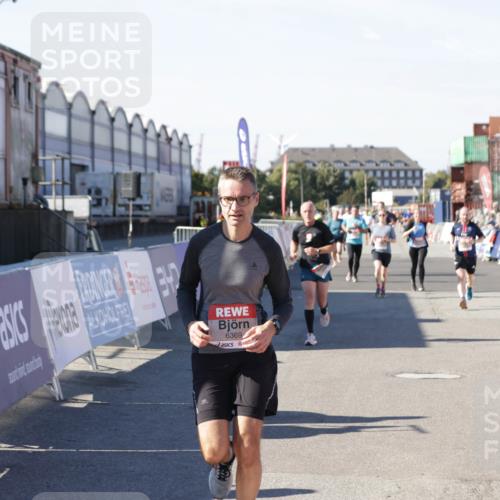 03.10.2025 - Köhlbrandbrückenlauf Jannik Wohlers http://msf.ph/oto/9051282 03.10.2025 13:08:27 Ziel 4195, 4320, 4417, 4768, 5243, 5804, 5994, 6021, 6369, 6569, 6647 meine-sportfotos.de