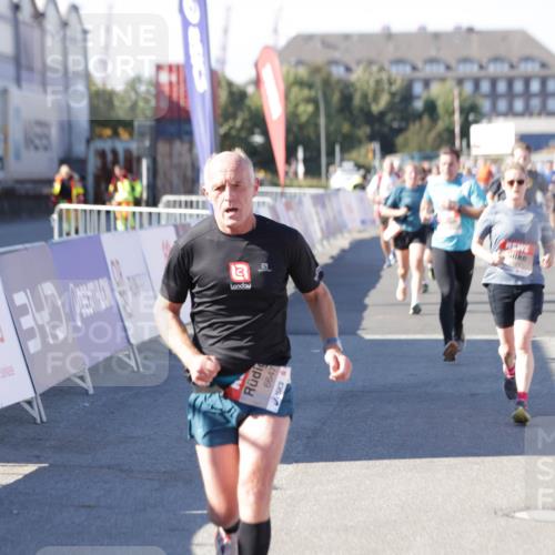 03.10.2025 - Köhlbrandbrückenlauf Jannik Wohlers http://msf.ph/oto/9051347 03.10.2025 13:08:29 Ziel 4195, 4320, 4417, 5792, 5804, 6021, 6369, 6534, 6569, 6647 meine-sportfotos.de