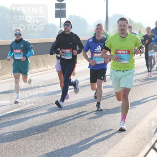 03.10.2025 - Köhlbrandbrückenlauf Lena Gebhardt http://msf.ph/oto/9051354 03.10.2025 09:14:43 Position 1 1019, 1275, 1028, 3841 meine-sportfotos.de