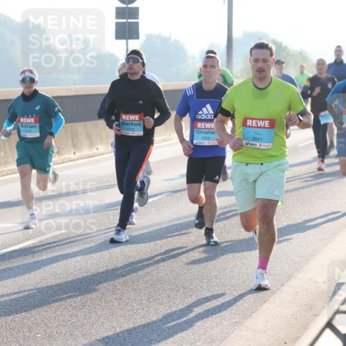 03.10.2025 - Köhlbrandbrückenlauf Lena Gebhardt http://msf.ph/oto/9051358 03.10.2025 09:14:43 Position 1 1275, 1019, 1028, 3841 meine-sportfotos.de
