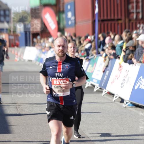 03.10.2025 - Köhlbrandbrückenlauf Jannik Wohlers http://msf.ph/oto/9051367 03.10.2025 13:08:30 Ziel 4195, 4320, 4417, 5792, 5804, 6021, 6369, 6534, 6569, 6647 meine-sportfotos.de