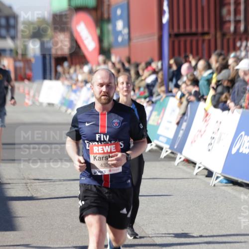 03.10.2025 - Köhlbrandbrückenlauf Jannik Wohlers http://msf.ph/oto/9051371 03.10.2025 13:08:30 Ziel 4195, 4320, 4417, 5792, 5804, 6021, 6369, 6534, 6569, 6647 meine-sportfotos.de