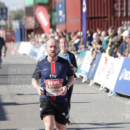 03.10.2025 - Köhlbrandbrückenlauf Jannik Wohlers http://msf.ph/oto/9051375 03.10.2025 13:08:30 Ziel 4195, 4320, 4417, 5792, 5804, 6021, 6369, 6534, 6569, 6647 meine-sportfotos.de