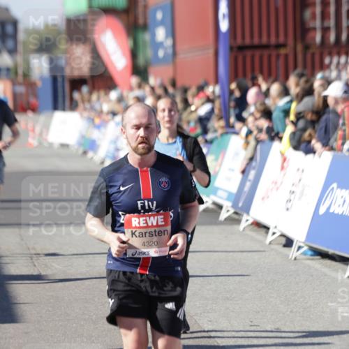 03.10.2025 - Köhlbrandbrückenlauf Jannik Wohlers http://msf.ph/oto/9051377 03.10.2025 13:08:30 Ziel 4195, 4320, 4417, 5792, 5804, 6021, 6369, 6534, 6569, 6647 meine-sportfotos.de