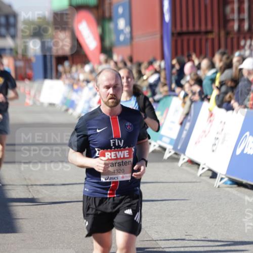 03.10.2025 - Köhlbrandbrückenlauf Jannik Wohlers http://msf.ph/oto/9051380 03.10.2025 13:08:31 Ziel 4195, 4320, 4417, 5792, 6021, 6369, 6534, 6569, 6647 meine-sportfotos.de