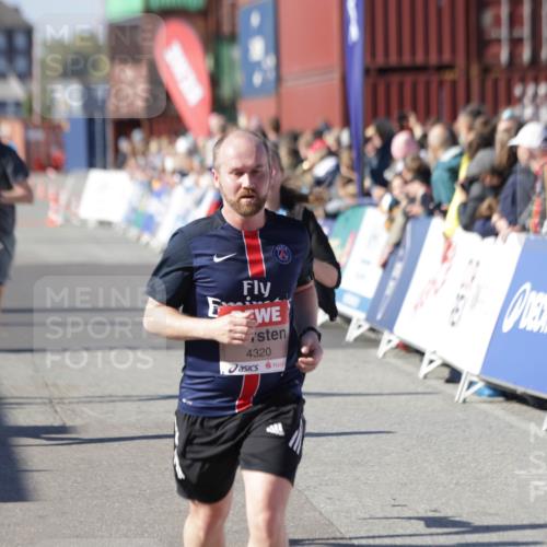 03.10.2025 - Köhlbrandbrückenlauf Jannik Wohlers http://msf.ph/oto/9051387 03.10.2025 13:08:31 Ziel 4195, 4320, 4417, 5792, 6021, 6369, 6534, 6569, 6647 meine-sportfotos.de
