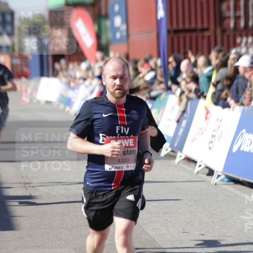 03.10.2025 - Köhlbrandbrückenlauf Jannik Wohlers http://msf.ph/oto/9051391 03.10.2025 13:08:31 Ziel 4195, 4320, 4417, 5792, 6021, 6369, 6534, 6569, 6647 meine-sportfotos.de