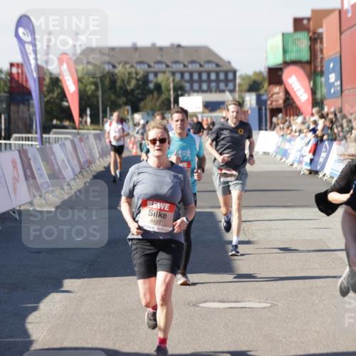 03.10.2025 - Köhlbrandbrückenlauf Jannik Wohlers http://msf.ph/oto/9051432 03.10.2025 13:08:32 Ziel 4195, 4320, 4417, 5792, 6369, 6424, 6534, 6647, 6805 meine-sportfotos.de