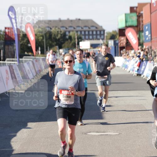 03.10.2025 - Köhlbrandbrückenlauf Jannik Wohlers http://msf.ph/oto/9051446 03.10.2025 13:08:32 Ziel 4195, 4320, 4417, 5792, 6369, 6424, 6534, 6647, 6805 meine-sportfotos.de
