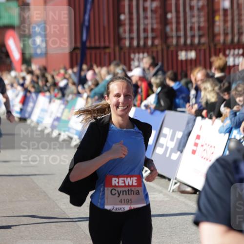03.10.2025 - Köhlbrandbrückenlauf Jannik Wohlers http://msf.ph/oto/9051481 03.10.2025 13:08:33 Ziel 4195, 4320, 4417, 5792, 6369, 6424, 6534, 6647, 6805 meine-sportfotos.de