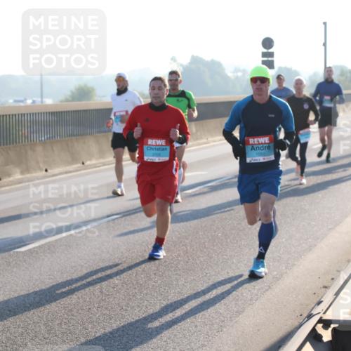 03.10.2025 - Köhlbrandbrückenlauf Lena Gebhardt http://msf.ph/oto/9051484 03.10.2025 09:14:46 Position 1 3, 3705, 1050 meine-sportfotos.de