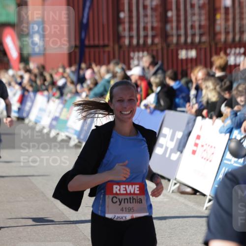 03.10.2025 - Köhlbrandbrückenlauf Jannik Wohlers http://msf.ph/oto/9051487 03.10.2025 13:08:33 Ziel 4195, 4320, 4417, 5792, 6369, 6424, 6534, 6647, 6805 meine-sportfotos.de