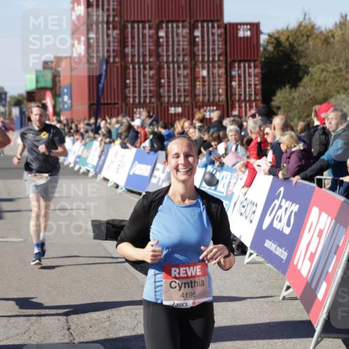 03.10.2025 - Köhlbrandbrückenlauf Jannik Wohlers http://msf.ph/oto/9051534 03.10.2025 13:08:34 Ziel 4195, 4320, 4417, 5792, 6369, 6424, 6534, 6647, 6805 meine-sportfotos.de