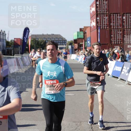 03.10.2025 - Köhlbrandbrückenlauf Jannik Wohlers http://msf.ph/oto/9051577 03.10.2025 13:08:35 Ziel 4195, 4320, 4417, 5792, 6369, 6424, 6534, 6647, 6805 meine-sportfotos.de