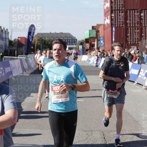 03.10.2025 - Köhlbrandbrückenlauf Jannik Wohlers http://msf.ph/oto/9051584 03.10.2025 13:08:35 Ziel 4195, 4320, 4417, 5792, 6369, 6424, 6534, 6647, 6805 meine-sportfotos.de