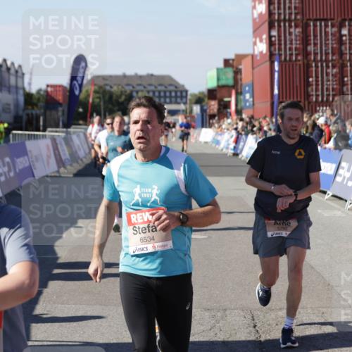 03.10.2025 - Köhlbrandbrückenlauf Jannik Wohlers http://msf.ph/oto/9051592 03.10.2025 13:08:35 Ziel 4195, 4320, 4417, 5792, 6369, 6424, 6534, 6647, 6805 meine-sportfotos.de