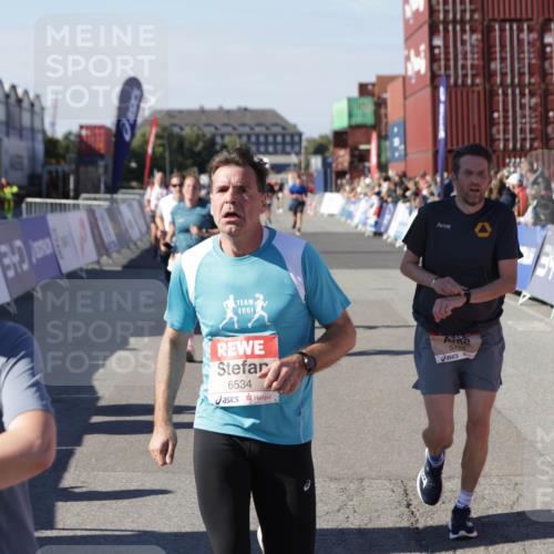 03.10.2025 - Köhlbrandbrückenlauf Jannik Wohlers http://msf.ph/oto/9051593 03.10.2025 13:08:35 Ziel 4195, 4320, 4417, 5792, 6369, 6424, 6534, 6647, 6805 meine-sportfotos.de