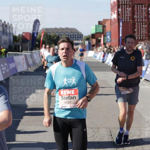 03.10.2025 - Köhlbrandbrückenlauf Jannik Wohlers http://msf.ph/oto/9051599 03.10.2025 13:08:35 Ziel 4195, 4320, 4417, 5792, 6369, 6424, 6534, 6647, 6805 meine-sportfotos.de