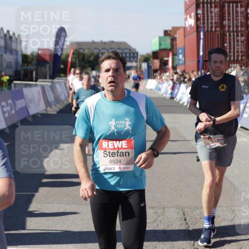 03.10.2025 - Köhlbrandbrückenlauf Jannik Wohlers http://msf.ph/oto/9051602 03.10.2025 13:08:35 Ziel 4195, 4320, 4417, 5792, 6369, 6424, 6534, 6647, 6805 meine-sportfotos.de