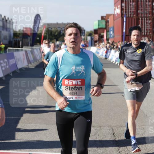 03.10.2025 - Köhlbrandbrückenlauf Jannik Wohlers http://msf.ph/oto/9051609 03.10.2025 13:08:35 Ziel 4195, 4320, 4417, 5792, 6369, 6424, 6534, 6647, 6805 meine-sportfotos.de