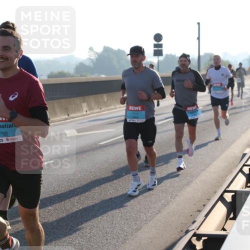 03.10.2025 - Köhlbrandbrückenlauf Lena Gebhardt http://msf.ph/oto/9051618 03.10.2025 09:14:50 Position 1 2792, 3785 meine-sportfotos.de