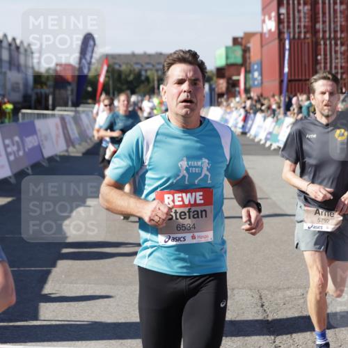 03.10.2025 - Köhlbrandbrückenlauf Jannik Wohlers http://msf.ph/oto/9051626 03.10.2025 13:08:36 Ziel 4195, 4320, 4417, 5792, 6369, 6424, 6534, 6647, 6805 meine-sportfotos.de