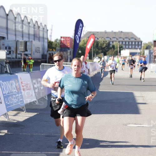 03.10.2025 - Köhlbrandbrückenlauf Jannik Wohlers http://msf.ph/oto/9051679 03.10.2025 13:08:37 Ziel 4195, 4320, 4417, 5792, 6232, 6424, 6534, 6647, 6805 meine-sportfotos.de